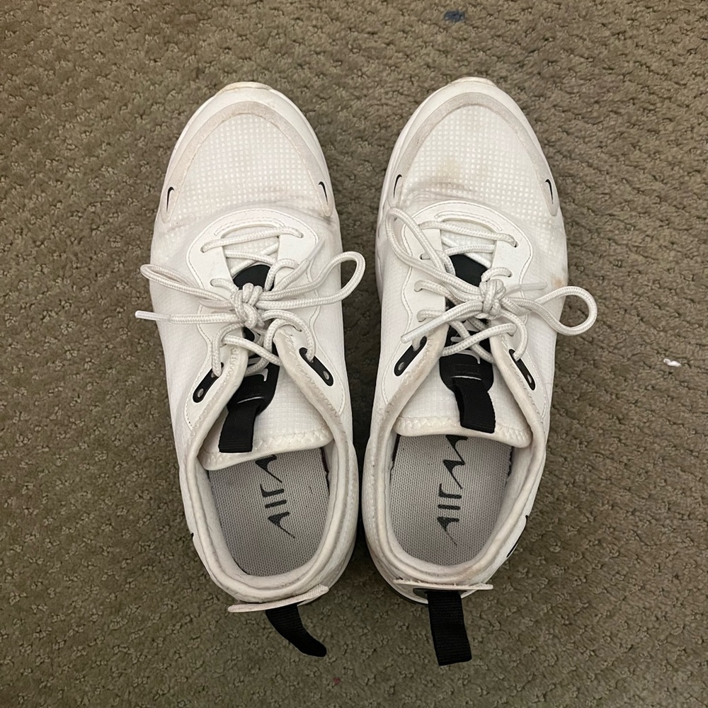 Nike Air Max Dia sneakers. Size 7. Black and white. Sleek low top, minimalist
